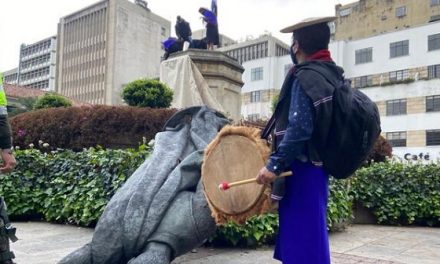 Indígenas tumban estatua de Gonzalo Jiménez de Quesada en centro de Bogotá