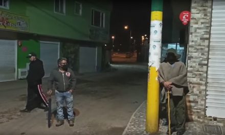[VIDEO]  Armados con palos y pitos, habitantes del barrio Tabacal de Soacha patrullan sus calles
