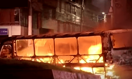 Incineran dos buses del SITP en medio de protestas en Bogotá