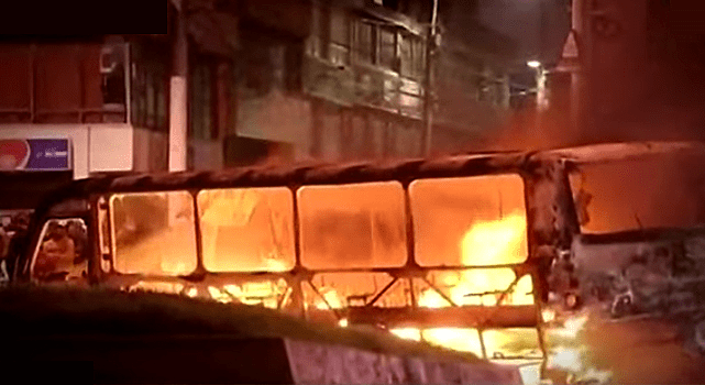 Incineran dos buses del SITP en medio de protestas en Bogotá