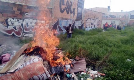 [VIDEO]  Comunidad del Rosal en Soacha quema cambuche de  drogadictos