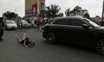 [VIDEO]  Hijo de conductor que atropelló a mujer en Los Héroes arremetió contra los bloqueos