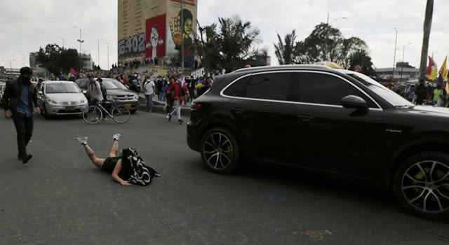[VIDEO]  Hijo de conductor que atropelló a mujer en Los Héroes arremetió contra los bloqueos
