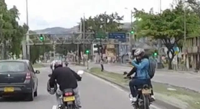 [VIDEO]  Hombre encuentra ladrones que le robaron su moto, intenta detenerlos, pero sujetos lo asesinan