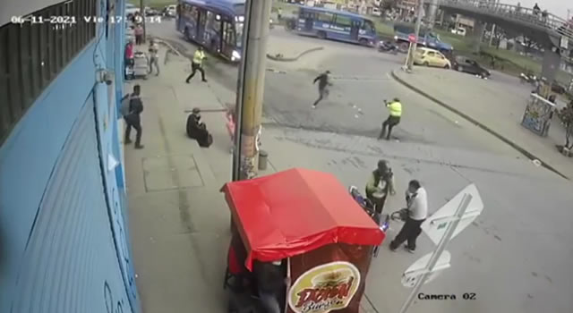 [VIDEO] Ladrones se enfrentan a tiros con la Policía en Bogotá tras robo a supermercado