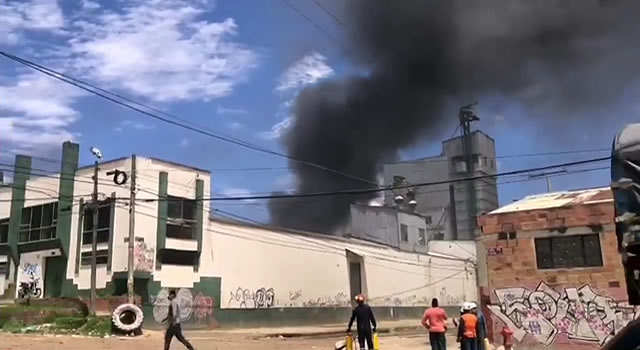 [VIDEO]  Incendio en zona industrial de Soacha