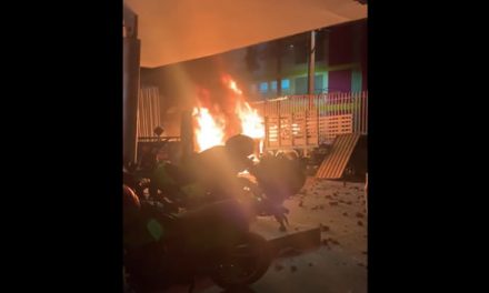 [VIDEO] Vándalos prenden fuego a estación de policía de Madrid, Cundinamarca