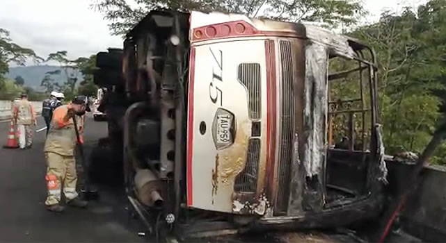 Se incendia bus con 35 pasajeros en la variante de Ibagué