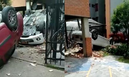 [VIDEO] Dos vehículos caen de un parqueadero y ocasionan fuerte accidente en Bogotá