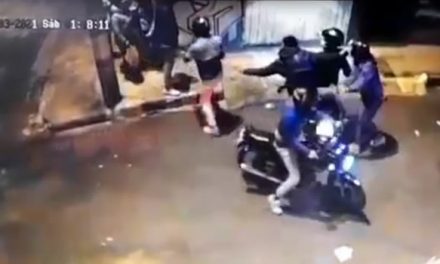 [VIDEO] En Soacha no paran los atracos en moto, cinco delincuentes rodean a un grupo de amigos y los roban