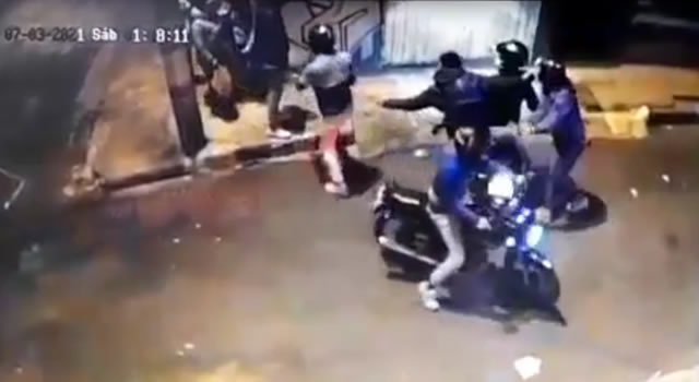 [VIDEO] En Soacha no paran los atracos en moto, cinco delincuentes rodean a un grupo de amigos y los roban