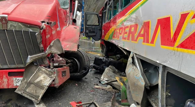 Un muerto y 17 heridos deja accidente en la vía Facatativá-Albán