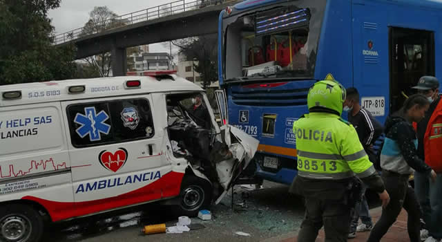[VIDEO]  Ambulancia y bus del Sitp colisionan violentamente en Bogotá