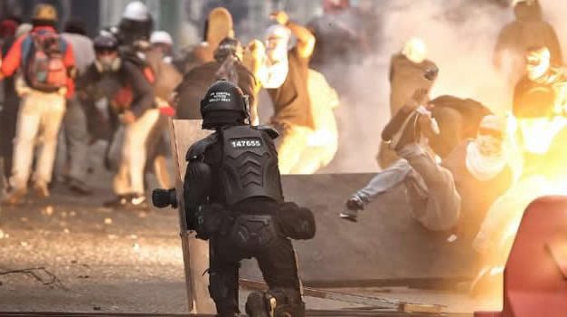 17 capturados, 60 lesionados y 24 estaciones afectadas durante protestas del 20 de julio en Bogotá