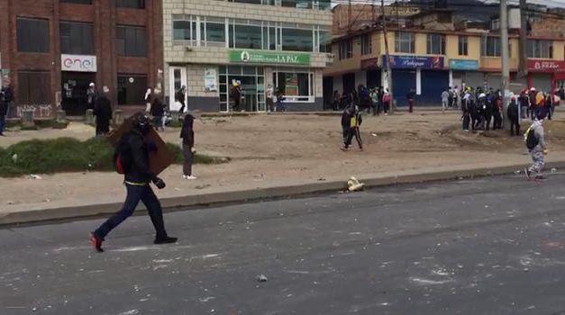 Al menos 15 heridos dejan choques entre Esmad y manifestantes en Bogotá
