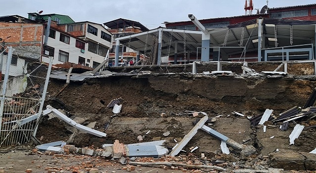 Lluvias hacen desplomar plaza de Ubalá y dejan en riesgo otras edificaciones