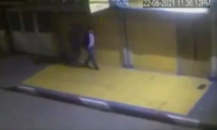 [VIDEO] Despiadado ataque a transeúnte por robarlo en Bogotá, lo golpearon con una piedra