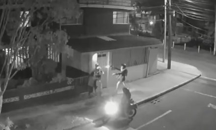 [VIDEO] Ladrón le dispara en la cara a un joven en medio de un atraco en Bogotá