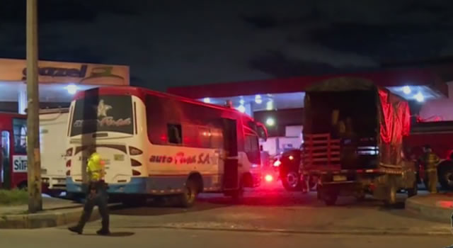 Delincuentes intentan incendiar bus intermunicipal para robar bomba de gasolina en Bogotá