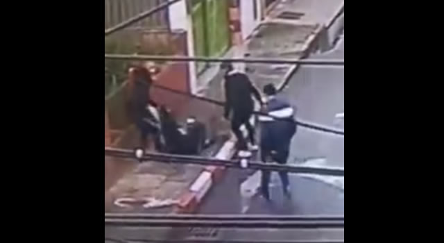 [VIDEO] Delincuentes atacan brutalmente a mujeres en Bogotá
