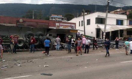 [VIDEO]  Un muerto y seis heridos deja grave accidente en Subia, Cundinamarca