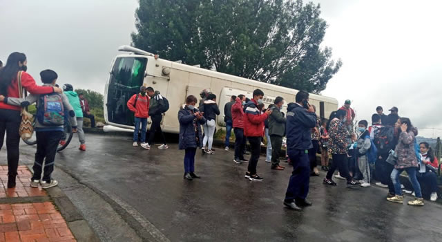 Se accidenta bus que transportaba 16 niños en carreteras de Cundinamarca