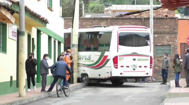 [VIDEO] Ladrón roba buseta y protagoniza persecución de película por tres municipios de Cundinamarca