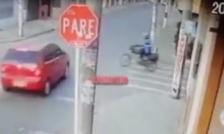 [VIDEO]  Vehículo violó señal de pare en calle de Bogotá y chocó a motociclista, está viva de milagro