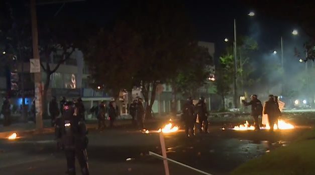 Vándalos intentan prender fuego a policías que estaban dentro de un CAI en Bogotá