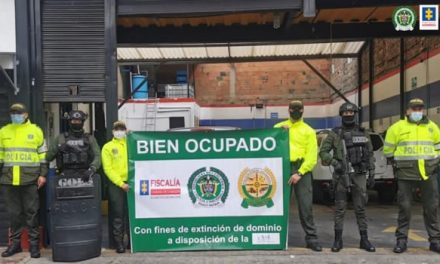 Decomisan bienes a red señalada de comercializar licor falso y de contrabando en Bogotá