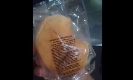 [VIDEO]  Denuncian que refrigerios en Soacha los entregan con el pan mordido