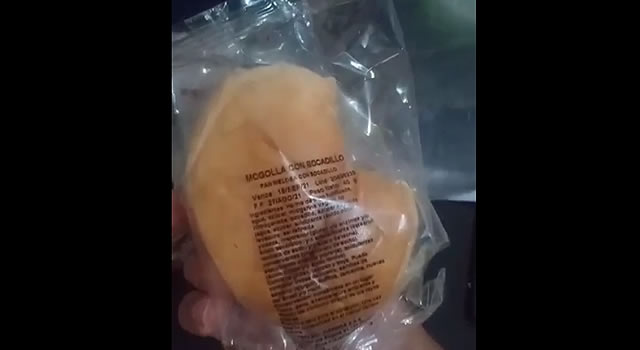 [VIDEO]  Denuncian que refrigerios en Soacha los entregan con el pan mordido