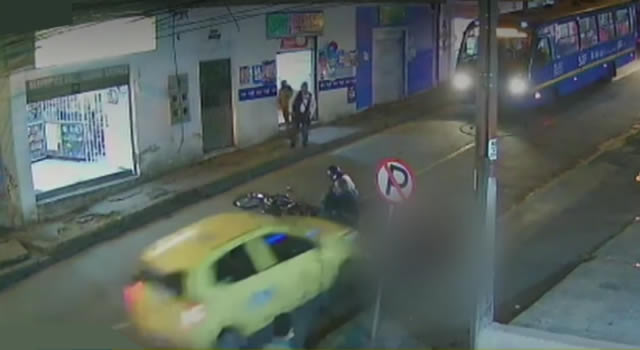 Moto arrolla a una mujer en Bogotá, 7 segundos después un taxi la atropella
