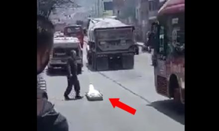 [VIDEO] Cadáver cae de un carro del CTI en vía pública de Bogotá
