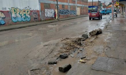 Vías rotas, tierra y pedazos de concreto, lo que deja la Empresa de Acueducto en las calles de Soacha