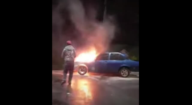 [VIDEO]  Así se registró el incendio de un vehículo en Sibaté, Cundinamarca