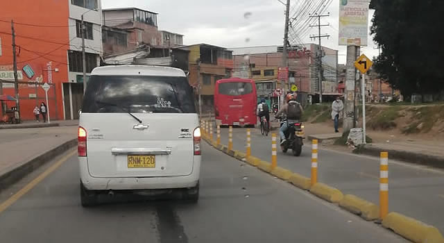 Colectivos y motos invaden ciclorruta de Soacha
