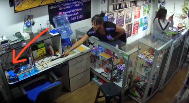 [VIDEO] Miren cómo dos ladronas se roban un celular de un negocio en Bogotá