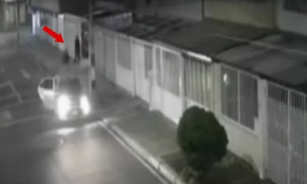 [VIDEO] Delincuentes encañonan a niña en medio del robo de una camioneta en Bogotá