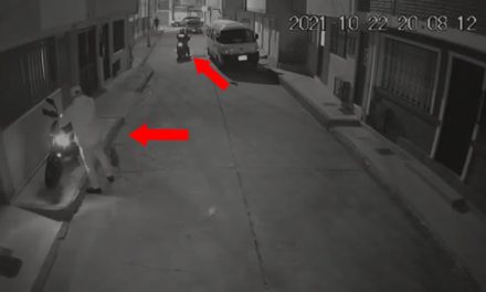 [VIDEO] En menos de 5 segundos prenden moto y se la roban en el norte de Bogotá