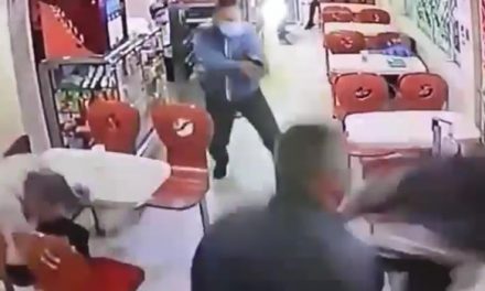 [VIDEO] Policía frustra atraco en panadería de Bogotá, era uno de los clientes