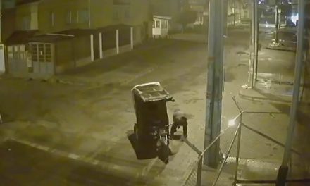 [VIDEO]  ‘Pillan’ a bicictaxista robando tapas de alcantarilla en Soacha