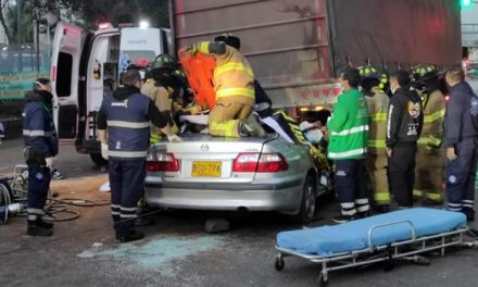 [FOTOS] Terrible accidente en Bogotá, automóvil quedó debajo de tractomula