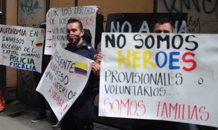 Bomberos de Colombia protestan por mejores condiciones laborales