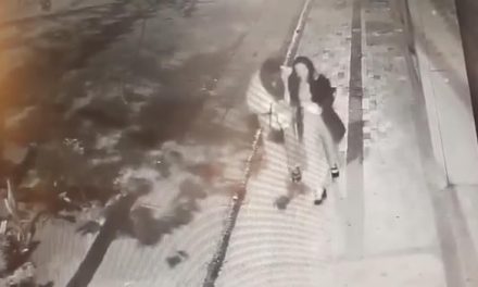 [VIDEO] Delincuente abraza a mujer para robarla en Soacha