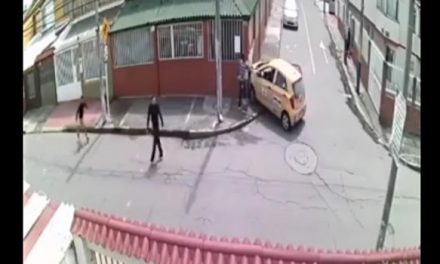 [VIDEO] Ocupantes de taxi estrellado en Bogotá resultaron ser delincuentes