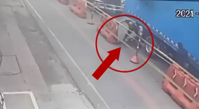 Arrollada ciclista en Bogotá por un camión, se salvó de milagro