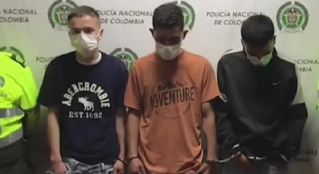 Hurtan vehículo a empujones en Bogotá, policía capturó a los delincuentes