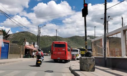 Conductores no respetan semáforo de Alfagres en Soacha