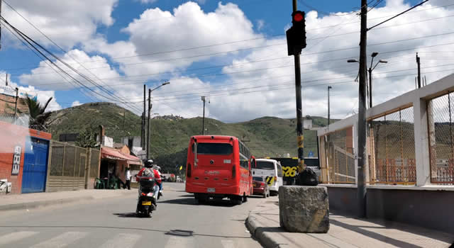 Conductores no respetan semáforo de Alfagres en Soacha